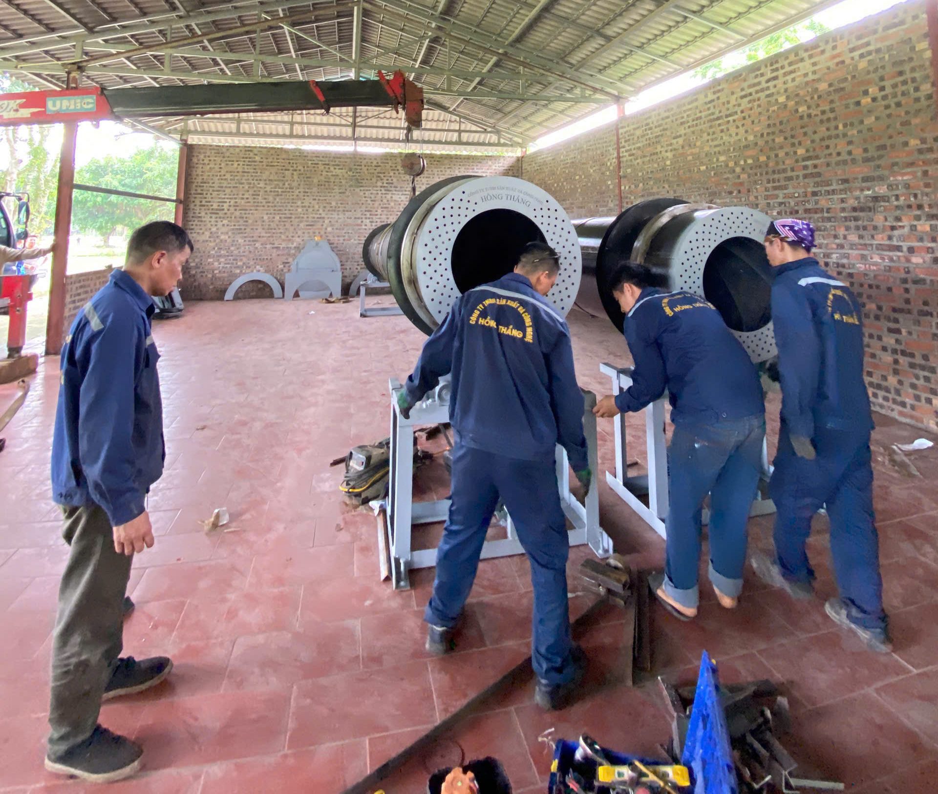 Đội ngũ kỹ thuật chuyên nghiệp, thi công lắp đặt máy tận nơi